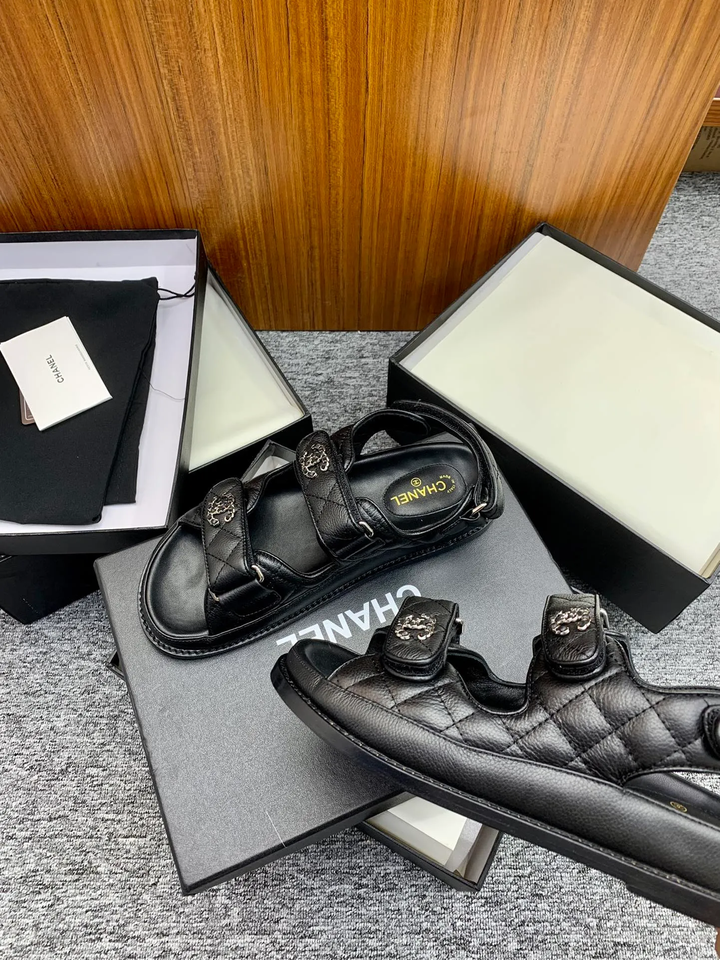 👟👟Ex-factory price 480👟👟 👑Crown👑Top purchasing version✈️ CHANEL Xiaoxiang 2022 spring and summer latest season double C Velcro casual sandals! Summer beach sandals 🏖️! A sandal that is super comfortable on your feet! A must-have classic! ✊Adhere to the original 1:1 mold customization! Feel free to compare! Give you a genuine foot feel! The first choice for high-end customers to purchase ❤️ [Material] 👑 Fabric: Original customized pebbled cowhide/satin buckle 👑 Lining: Original imported water-dyed sheepskin 👑 Outsole: Original open-molded genuine leather outsole [Number of yards] 35-41 (⚠️34/41 needs to be customized, non-refundable and non-exchangeable) [Packaging] 🎁Configured with original packaging